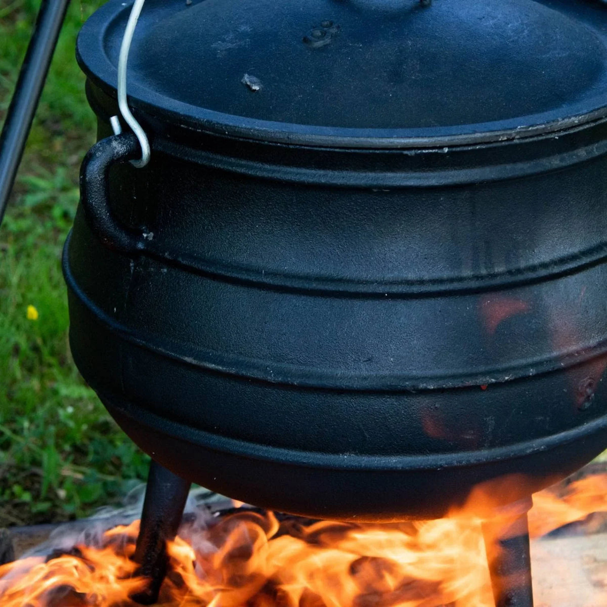 Campfire Cooking Kettle - Cast Iron je Dutch Oven With 3 Legs And Lid, 16 Inch, 9 Gallon