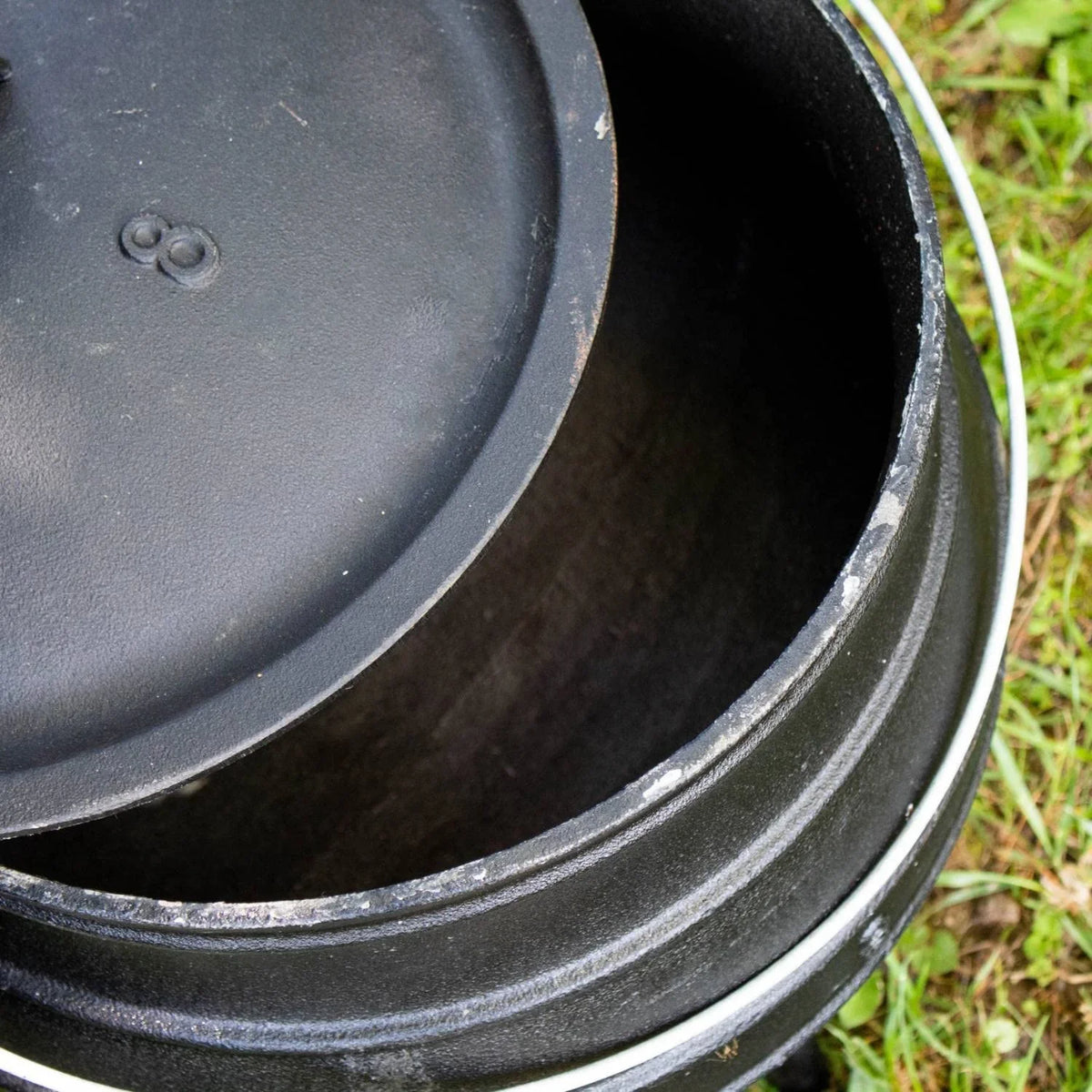 Campfire Cooking Kettle - Cast Iron je Dutch Oven With 3 Legs And Lid, 16 Inch, 9 Gallon